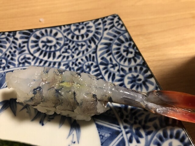 奴寿しで食べたエビの握りずしレビューの様子