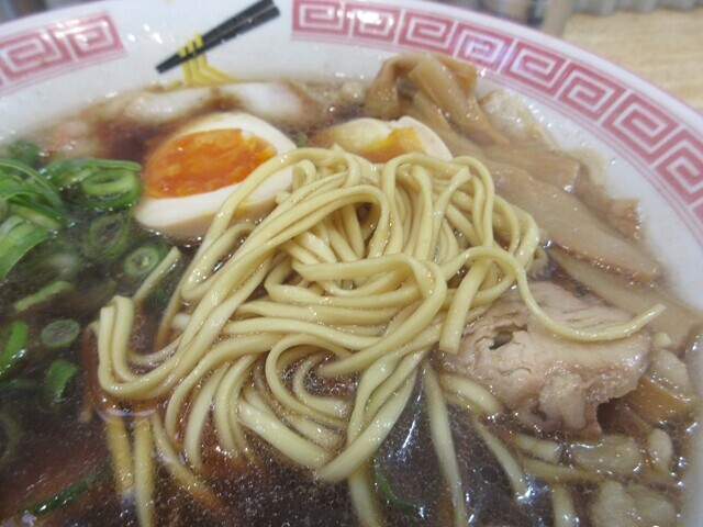 尾道ラーメンしょうやのレビュー中の様子