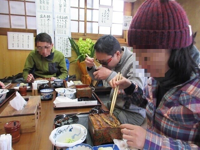 一心不乱にうなぎ吉見屋の鰻を貪っているお客たち