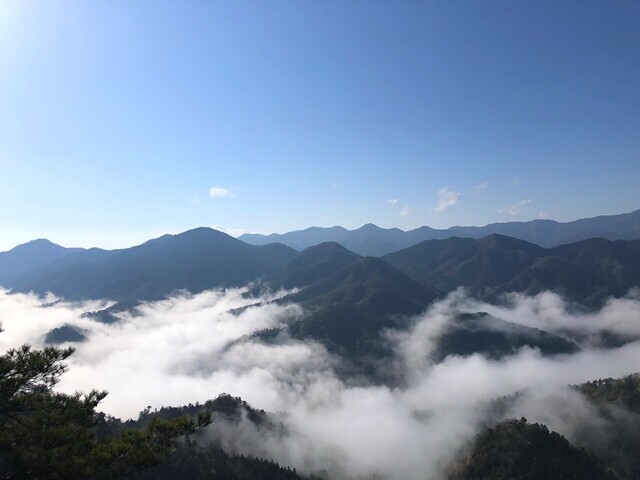 御前山の山頂からの雲海の景色