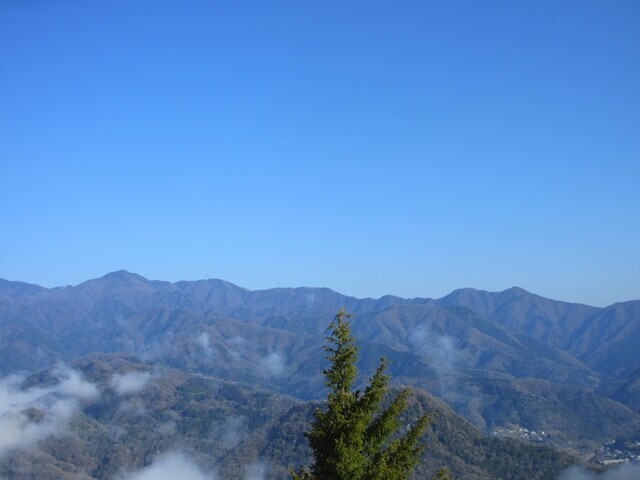 登山ルートから眺める大菩薩嶺方面の景色