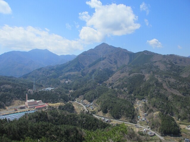 初狩駅屛風岩からの三つ峠山の眺め