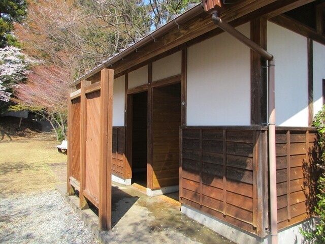 伊勢山の山頂近くのトイレ