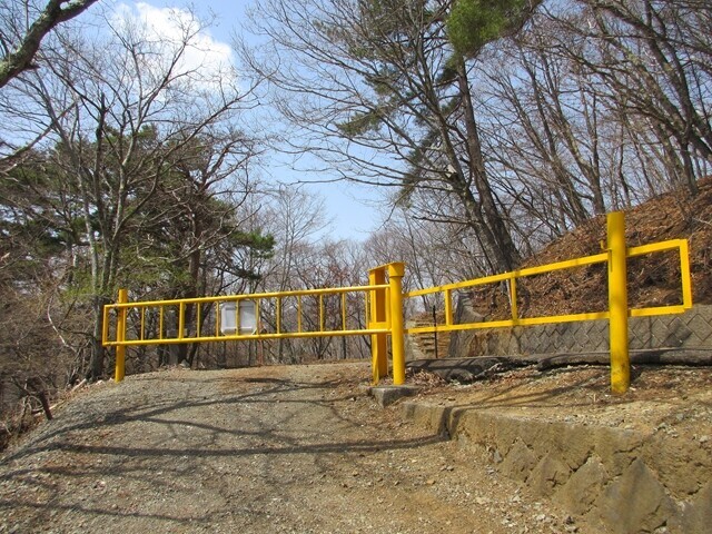 三つ峠山登山ルートである林道のゲート