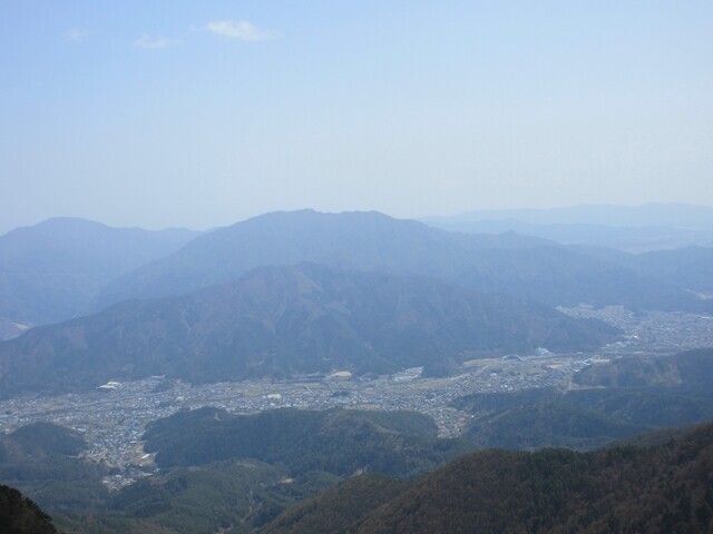 三つ峠山から眺める杓子山の景色