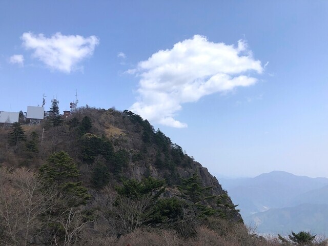 三つ峠山荘から眺める屛風岩景色