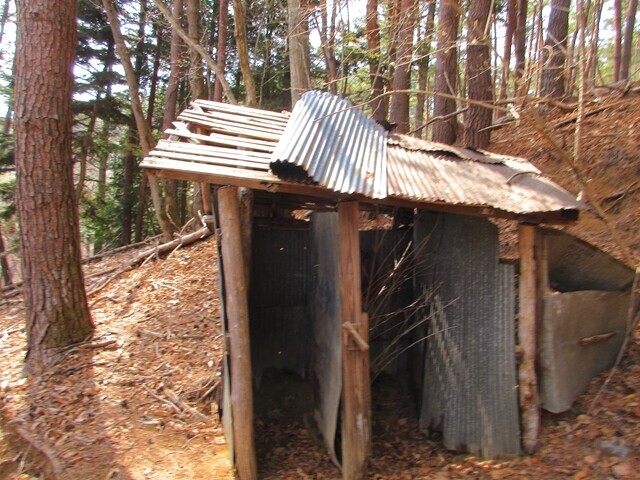 母の白滝展望台付近の小屋
