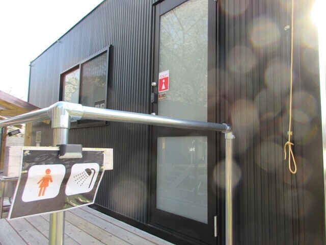 ＣＡＭＰＳＡＴＯＭＩＹＡの女性トイレとシャワー室