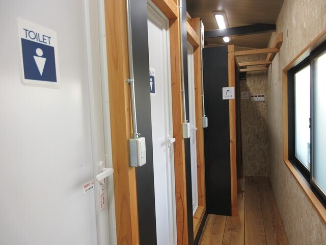 ＣＡＭＰＳＡＴＯＭＩＹＡのトイレとシャワー室の建物の中の様子