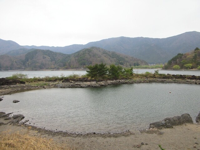 campSATOMIYAのメインサイトの正面が河口湖の景色