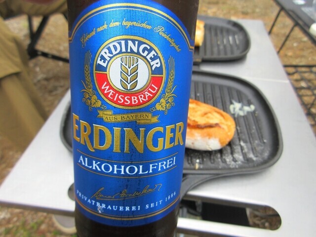 ＣＡＭＰ ＳＡＴＯＭＩＹＡのテントサイトでノンアルコールビールを飲んでいる様子