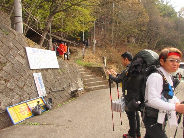 夜叉神峠駐車場の登山口入口