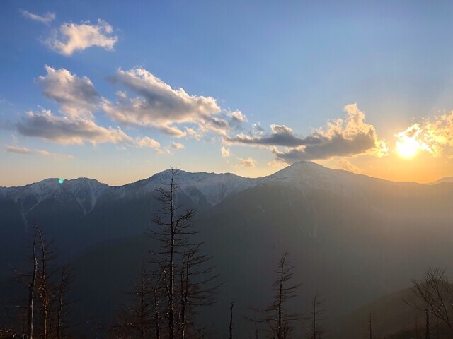 辻山からの南アルプスの夕日が始まっている状態