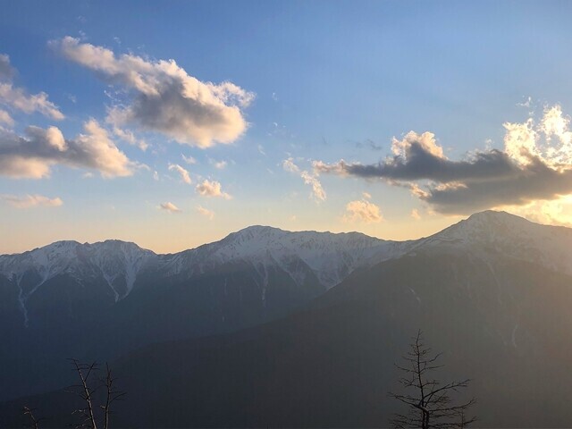 白峰三山を望める辻山の景色