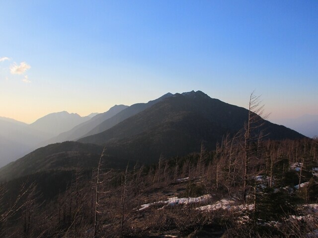辻山から臨む鳳凰三山の景色