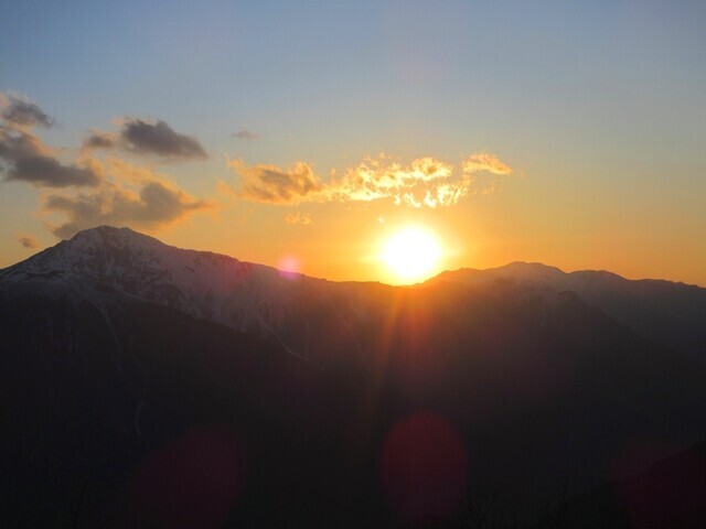 夕日に染まる辻山の見事な夕焼け