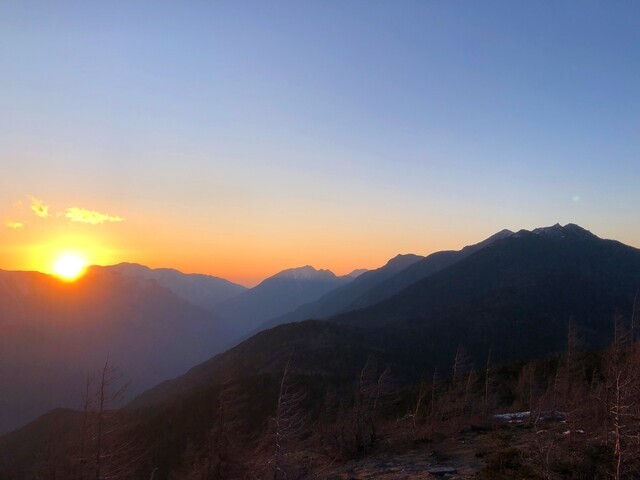 南御室小屋で宿泊しないと見れない夕日