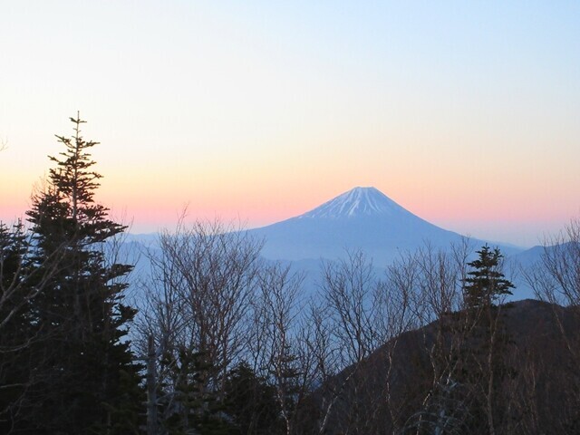 鳳凰三山薬師岳小屋までの登山ルート上の富士山の景色