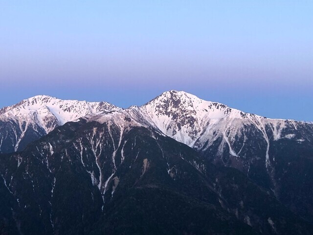 薬師岳小屋までの登山ルート残雪の白峰三山の雄大な景色
