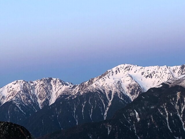 中央が間ノ岳、左側が農鳥岳の残雪の景色