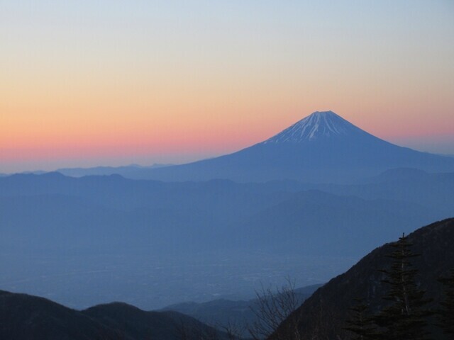 薬師岳小屋周辺で日の出と富士山の景色
