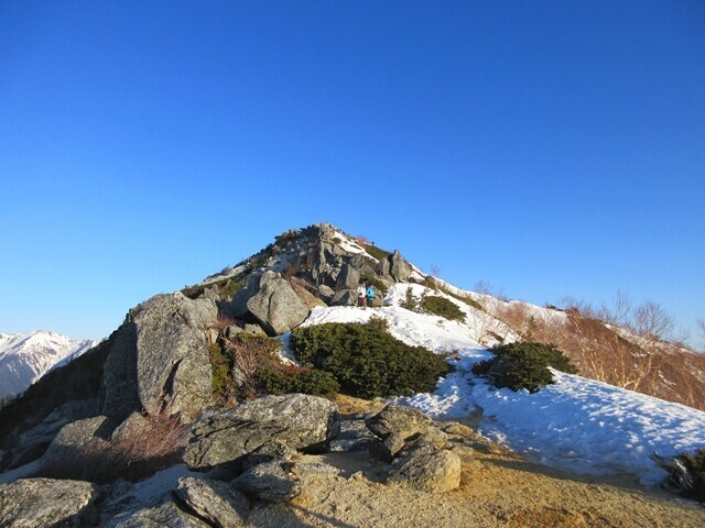 鳳凰三山最高峰の観音岳の山頂を遠望