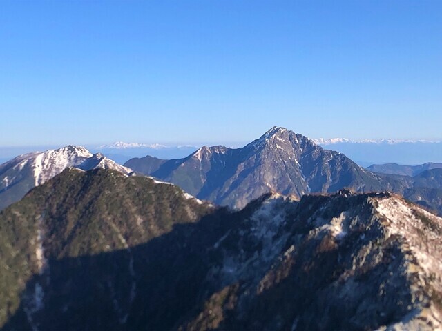 鳳凰三山最高峰の観音岳だけから眺める甲斐駒ヶ岳の景色