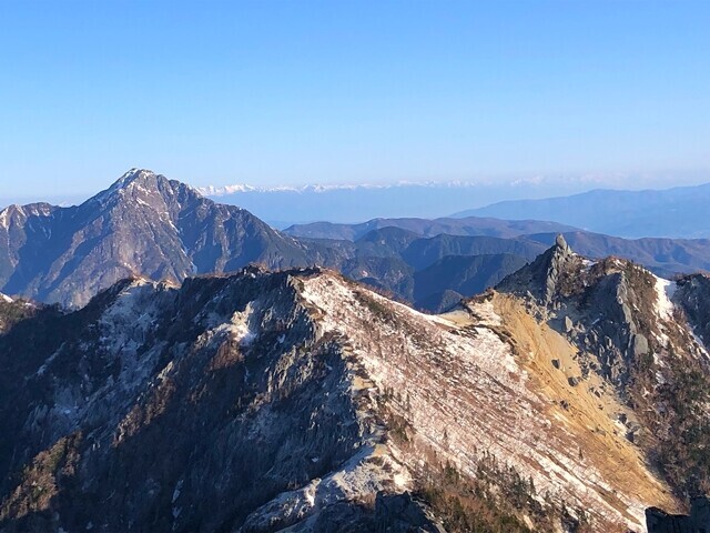 左奥が甲斐駒ヶ岳、右の岩峰が鳳凰三山の地蔵岳遠望
