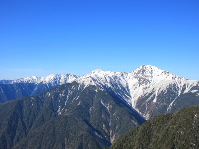 観音岳から地蔵岳登山ルートの残雪の白峰三山の景色