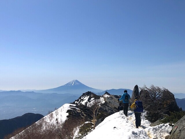 富士山を眺めながら鳳凰三山の登山ルートを戻っている様子