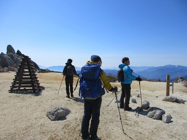 鳳凰三山薬師岳まで戻ってきた様子