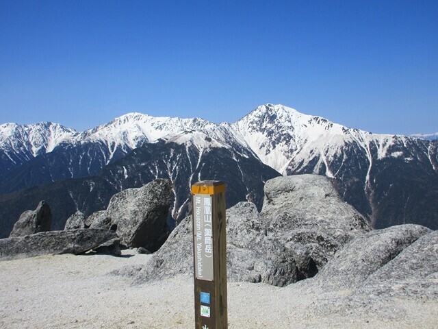 ノンビリ残雪の白峰三山を眺めている様子