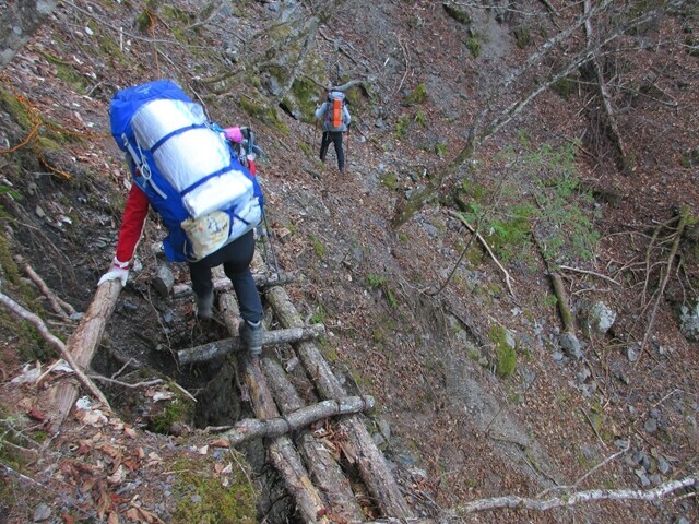桧尾峠からトラバース気味な登山ルートの様子