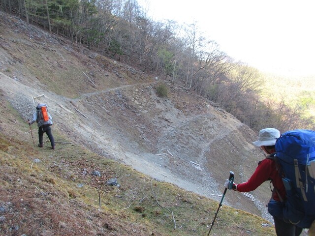 桧尾峠から夜叉神峠駐車場の途中にある崩壊地