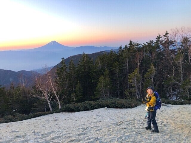 薬師岳小屋周辺の朝焼けの富士山と山ガール