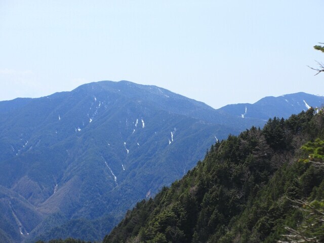 国師ヶ岳と奥秩父最高峰の北奥仙丈岳遠望