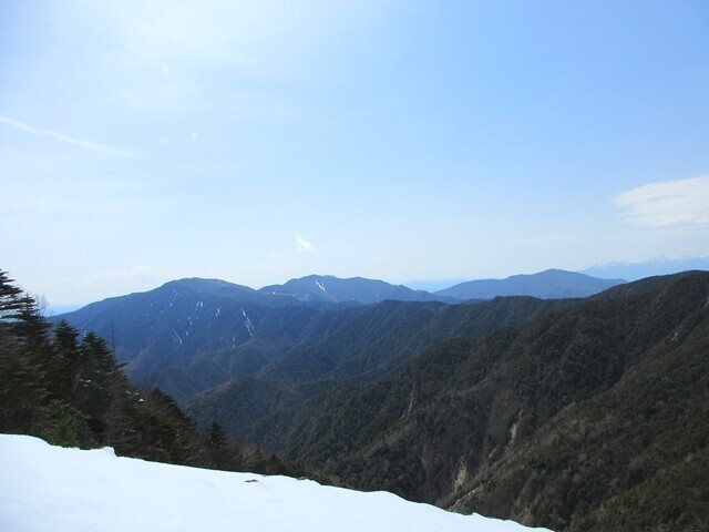 甲武信ヶ岳から奥秩父主脈縦走路の景色