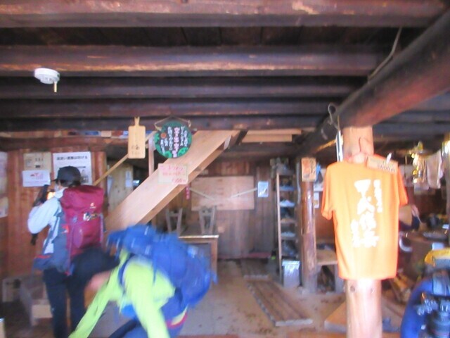甲武信ヶ岳の山小屋の中の様子