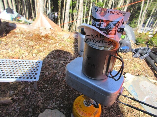 甲武信ヶ岳のテント泊の山飯作りの様子