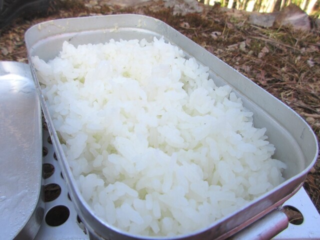 甲武信ヶ岳テント泊でメスティンを使って炊飯の様子