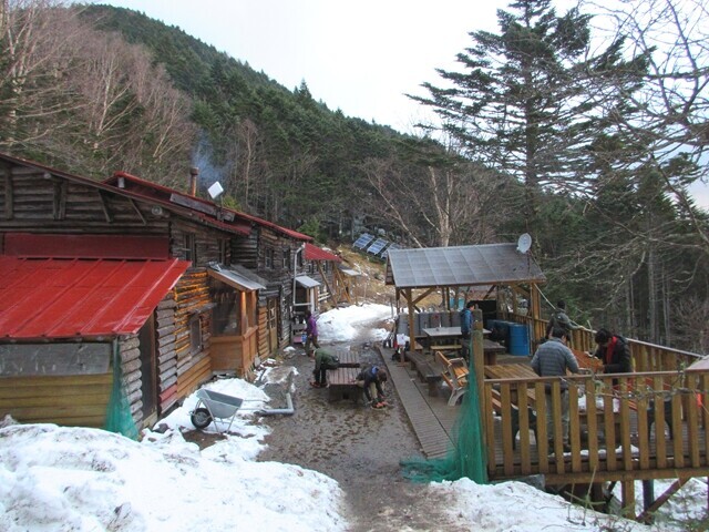 甲武信ヶ岳を目指して甲武信小屋を出発の様子