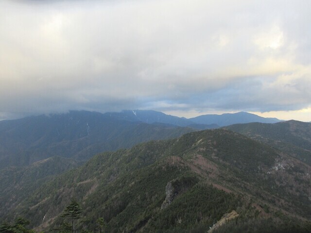 国師ヶ岳の山頂は雲の中の景色