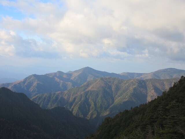 国師ヶ岳登山ルート上からの黒金山方面景色