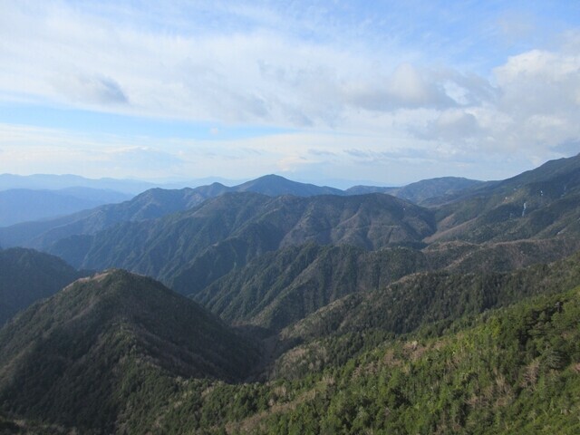 国師ヶ岳登山中の奥秩父の景色
