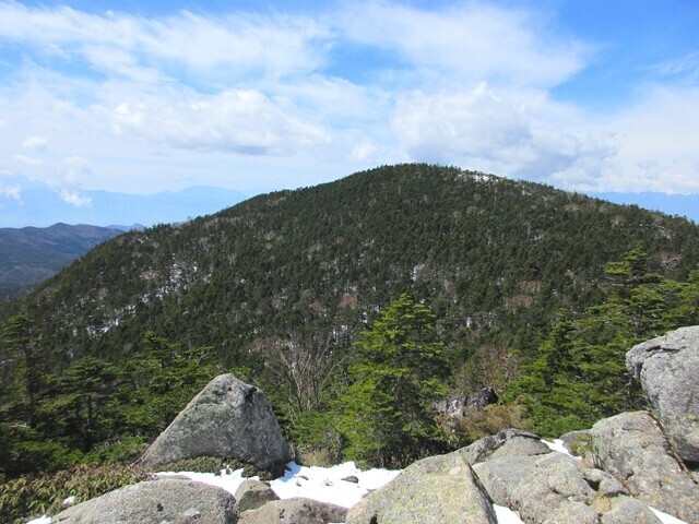 国師ヶ岳の山頂からの北奥仙丈岳の景色