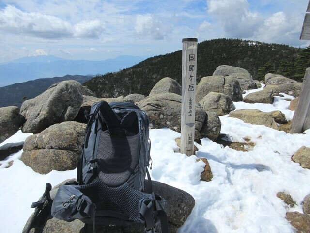 国師ヶ岳の山頂は休憩に最適