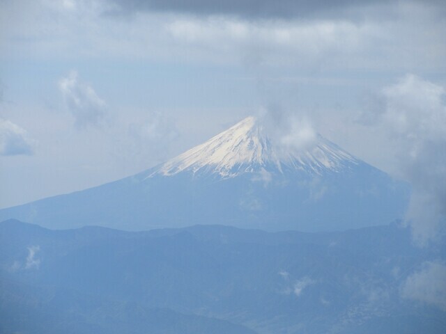 国師ヶ岳の山頂からの富士山の景色