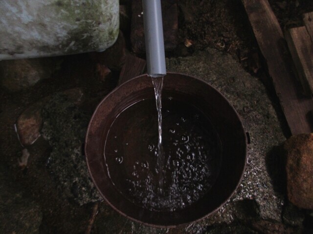大弛小屋の水場と水量