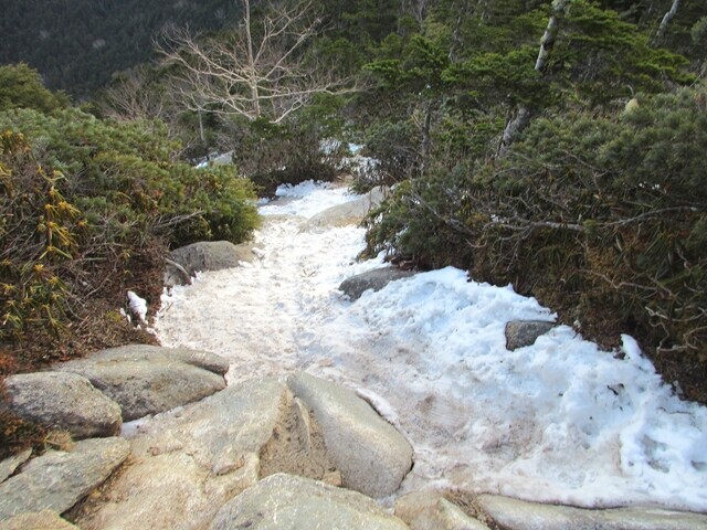 金峰山から大日岩までの登山ルート場の凍結
