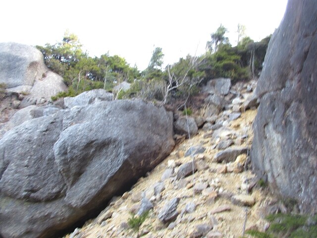 大日岩の崩壊地と小川山方面にお助けロープ
